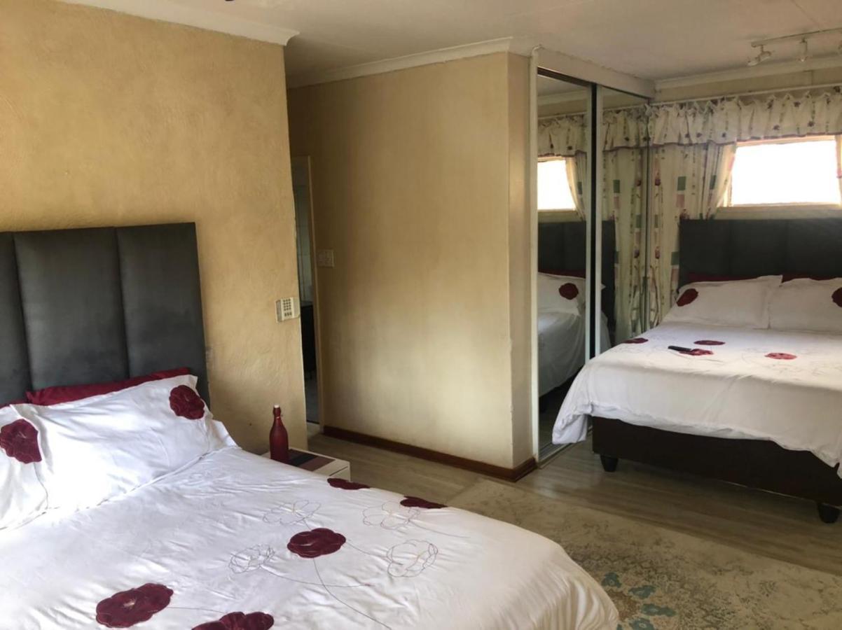 Phomolong Guest House, Westgate, Roodeporte Roodepoort Kültér fotó